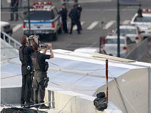 Policiais mant&eacute;m vigil&acirc;ncia ativa em Nova York - Jessica Rinaldi/Reuters