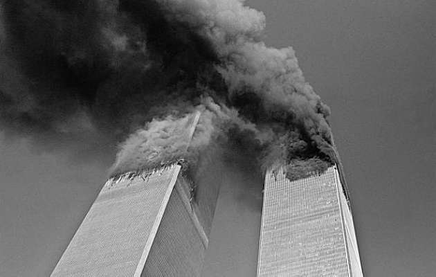 Atingidas por dois aviões comerciais, as torres gêmeas do WTC queimam no céu de Nova York em 11 de setembro de 2001 - Gulnara Samoilova/AP