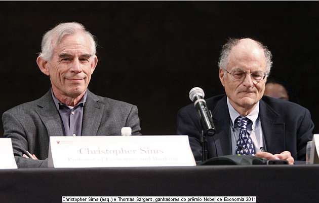 O diretor do Instituto Nobel, Geir Lundestad, e o secret&aacute;rio do Comit&ecirc; Nobel da Noruega, Thorbjorn Jagland, mostram fotos das Nobel da Paz 2011 - Tim Shaffer/Reuters