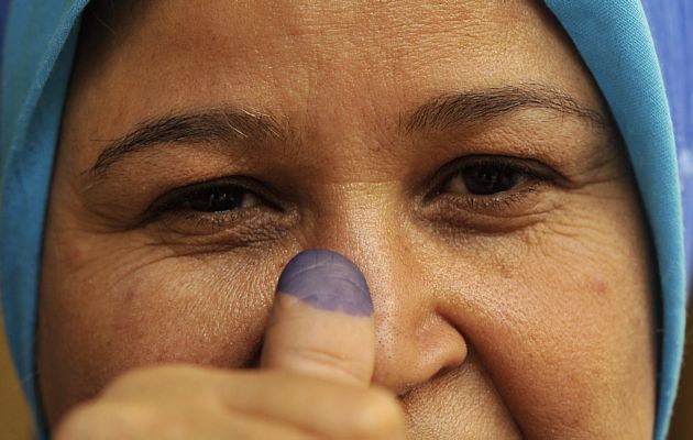 Mulher egípcia mostra dedo com tinta após votar na segunda-feira, 28, no Cairo