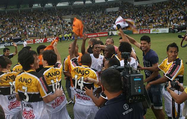 Jogadores comemoram o acesso &agrave; S&eacute;rie A do Campeonato Brasileiro