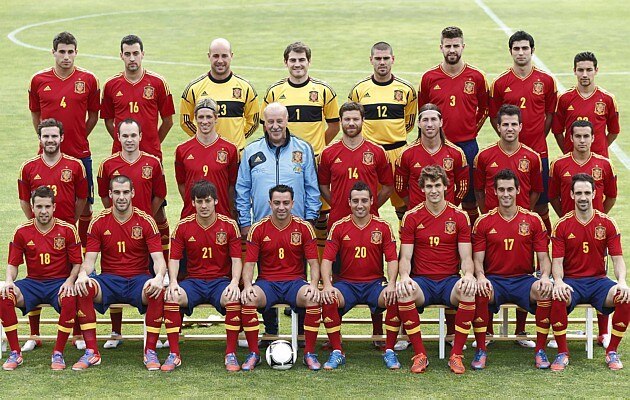 Equipe espanhola, atual campeão, posa para foto oficial da Eurocopa 2012