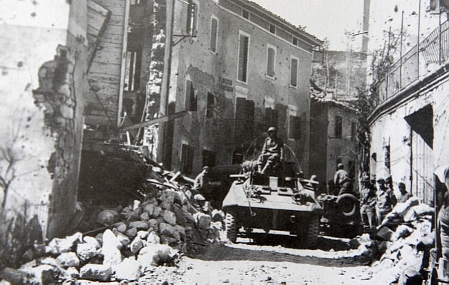 Um blindado M-8 do Esquadrão de Reconhecimento da 1ª Divisão de Infantaria Expedicionária entra em Montese, na Itália, no começo da ofensiva da primavera lançada pelos aliados em abril de 1945. Em poucos dias, a guerra estaria terminada para a FEB