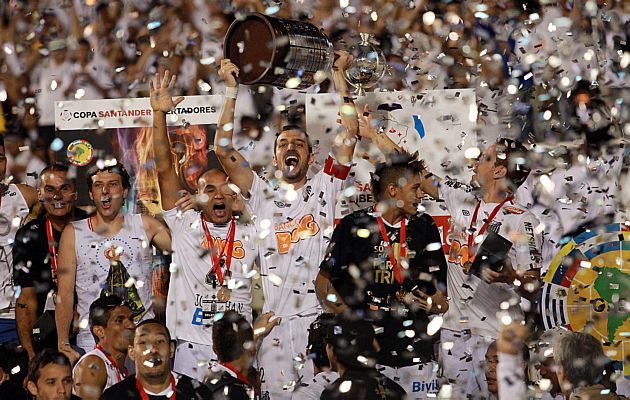 Jogadores do Santos festejam a conquista de 2011