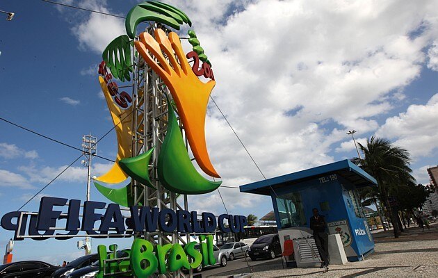 Logo da Copa do Mundo de 2014 em frente &agrave; praia de Copacabana, no Rio