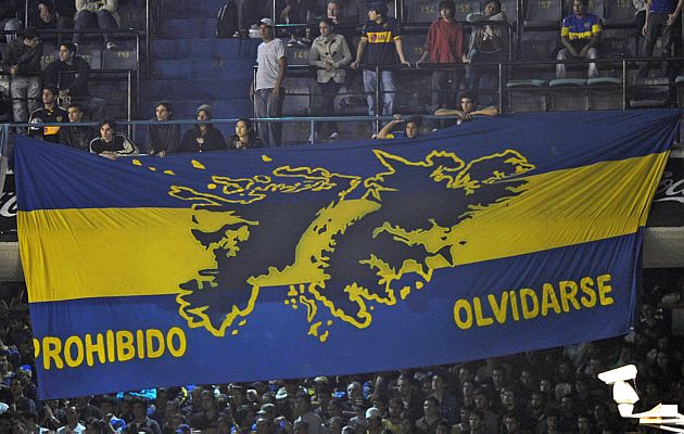 Torcedores do time argentino Boca Juniors e bandeira com imagem das Malvinas e a inscri&ccedil;&atilde;o 'Proibido esquec&ecirc;-las'