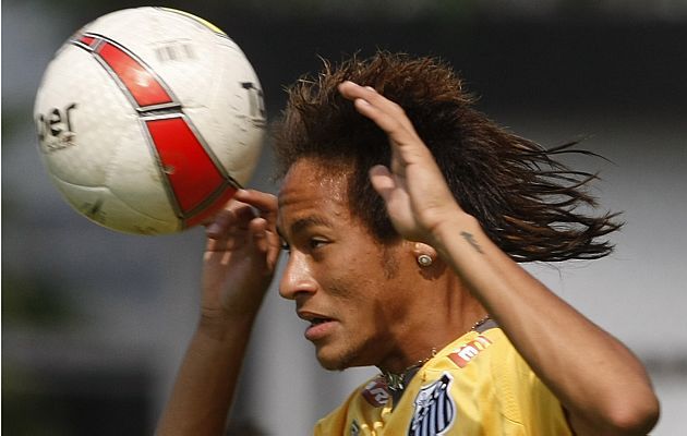 Neymar cabeceia bola em treino do Santos