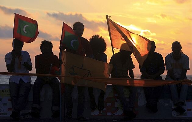 Apoiadores do ex-presidente Mohamed Nasheed em um protesto pedindo para que o governo realize elei&ccedil;&otilde;es