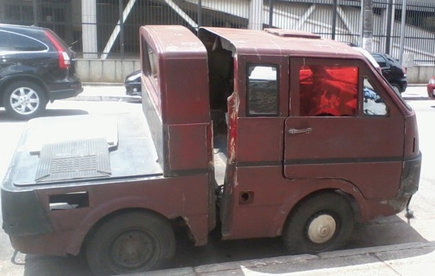 Caminhão abandonado na rua Voluntários da Pátria