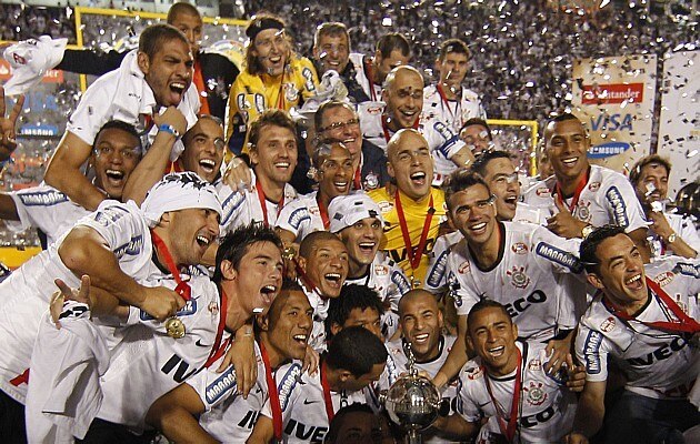 Jogadores do Corinthians festejam a conquista inédita