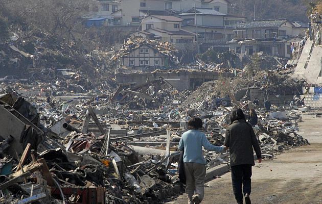 Casal caminha na cidade de Onagawa, na província de Miyagi, atingida pelo tsunami