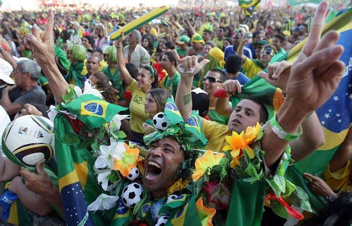 No Rio de Janeiro, torcedores comemoram o primeiro gol do Brasil  contra o Chile