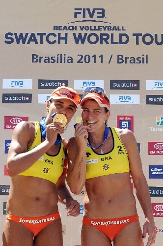 Juliana e Larissa comemoram a conquista da etapa de Brasília do Circuito Mundial de vôlei de praia