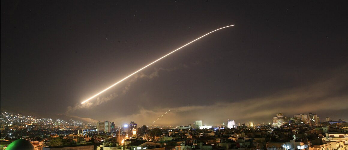 Ataque pode ser visto nos céus de Damasco, capital da Síria. Foto: Hassan Ammar/AP