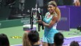 Com direito a 'pneu', Serena Williams bate Halep