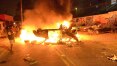 Moradores queimam carros em protesto contra reintegração