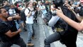 Manifestantes colocam fogo em lixo e PM usa bomba no Rio