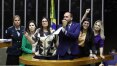 Eduardo Bolsonaro 'dá banana' para deputadas que defendem jornalista atacada pelo presidente