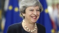 Theresa May admite fragilidade política e estende a mão à oposição
