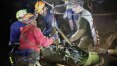 Vídeo mostra meninos tailandeses sedados e em macas durante retirada de caverna