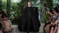 Dior faz homenagem às mulheres em seu desfile de alta-costura em Paris