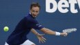 Medvedev estreia com facilidade em Roland Garros visando desbancar Djokovic do topo do ranking