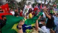 Manifestantes discutem em frente à casa de Dilma