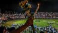 Multidão lota estádio na Colômbia para homenagear mortos