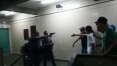 Policiais que agrediram jovens em escola na zona oeste de São Paulo são afastados; assista