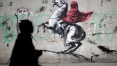 Pinturas sobre migração atribuídas a Banksy aparecem em Paris