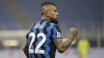 Inter não toma conhecimento da Juventus, ganha e cola no líder Milan na Itália