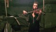 Violinista ucraniana toca em abrigo antibombas; veja vídeos
