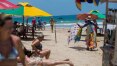 Em praia turística, mergulhadores e funcionários de restaurante tiram óleo de corais