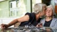 ‘O Alzheimer faz com que a família se desmanche’: leia relato de fotógrafa que cuida da mãe doente