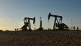 Petróleo fecha em queda, pressionado por dólar e expectativas de postura agressiva do BC americano