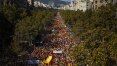 Manifestantes contrários à separação da Catalunha protestam em Barcelona
