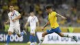 Fifa multa CBF em R$ 130 mil por invasão de campo em Brasil x Paraguai nas Eliminatórias para Copa