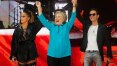 Hillary sobe ao palco com celebridades da música pop em reta final da campanha