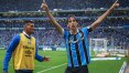 Com um a mais, Grêmio bate Inter em casa e segue na briga pelo G-4