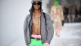 Semana de Moda de Paris: Homem da Givenchy usa capuz, peito nu e galochas