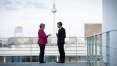 Merkel admite rever regras da UE ao receber Macron