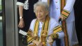 Na Tailândia, mulher de 91 anos se forma em universidade e recebe diploma das mãos do rei