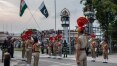 Soldados da Índia e do Paquistão 'celebram' inimizade na fronteira