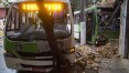 Ônibus invade bar após acidente na Lapa