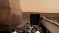 Após pouso em Marte, sonda envia nova foto e ativa painéis solares