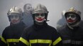 Bombeiros enfrentam a polícia durante manifestação em Paris