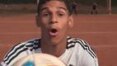 Luva de Pedreiro marca golaço com a bola da Copa do Mundo contra três goleiros; veja vídeo