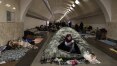 Bunkers improvisados no metrô de Kiev reúnem 15 mil pessoas que fogem das bombas de Putin
