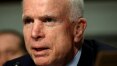 Com câncer, McCain retorna ao Senado dos EUA para votar contra Obamacare