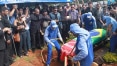 Sob forte emoção, corpo de Cristiano Araújo é enterrado em Goiás